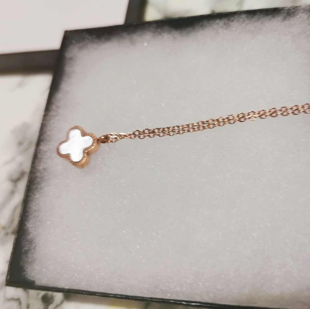 Reversible Stainless steel shell clover necklace